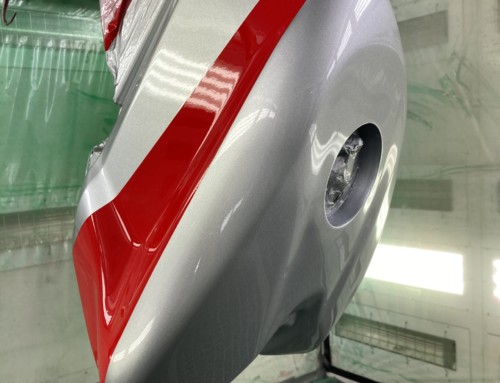 Peinture bi-couleurs sur un réservoir d’une Ducati